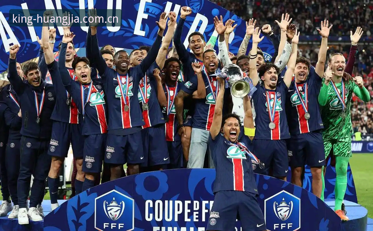 北京时间5月21日，欧联杯决赛迎来终局之夜。阿斯顿维拉以3-0完胜德甲劲旅弗赖堡，队史首度捧起欧联杯冠军。当终场哨响，54岁的老帅埃梅里被球员们扛起、高高抛向天空——这位曾在欧洲足坛几度沉浮的战术大师，又一次站上了属于他的巅峰。这个夜晚，维拉公园的欢呼声穿越整个伯明翰，而埃梅里的名字，也再次被写进欧洲足球的历史长卷。